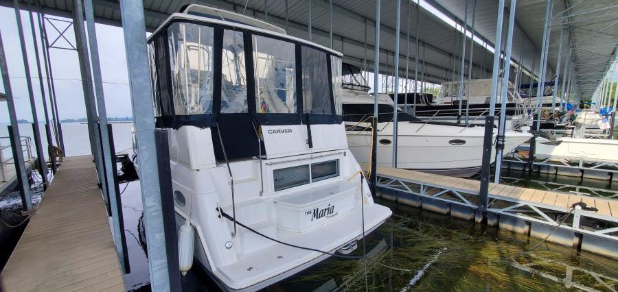 Carver 326 Aft Cabin Stern