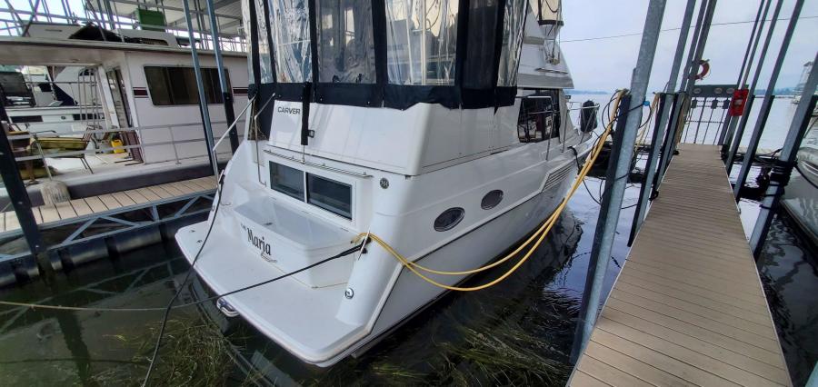 Carver 326 Aft Cabin Stern