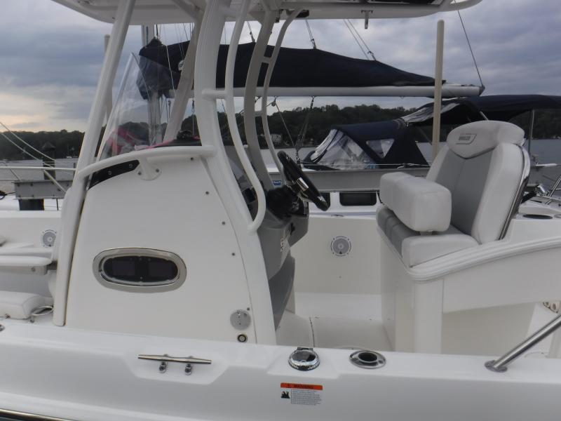 2016 Boston Whaler 270 Dauntless