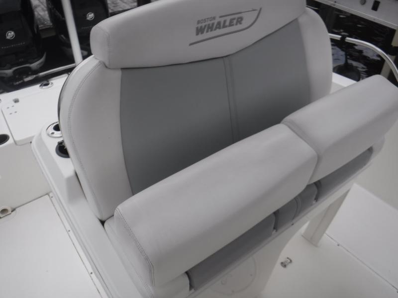 2016 Boston Whaler 270 Dauntless