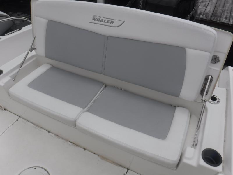 2016 Boston Whaler 270 Dauntless