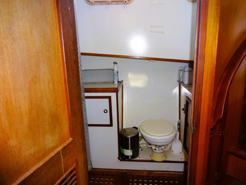1981 Sea Ranger Raised Pilot House Europa Sedan