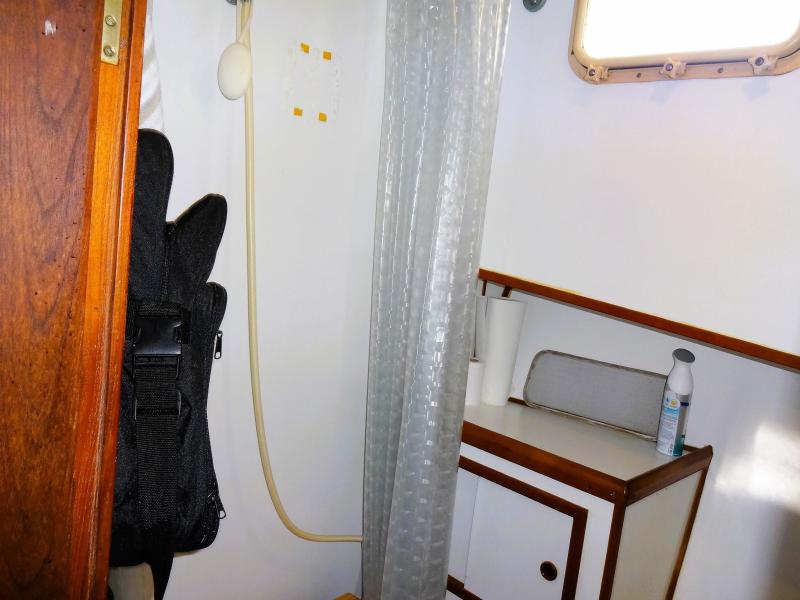 1981 Sea Ranger Raised Pilot House Europa Sedan