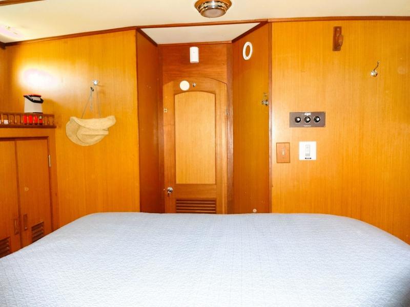 1981 Sea Ranger Raised Pilot House Europa Sedan