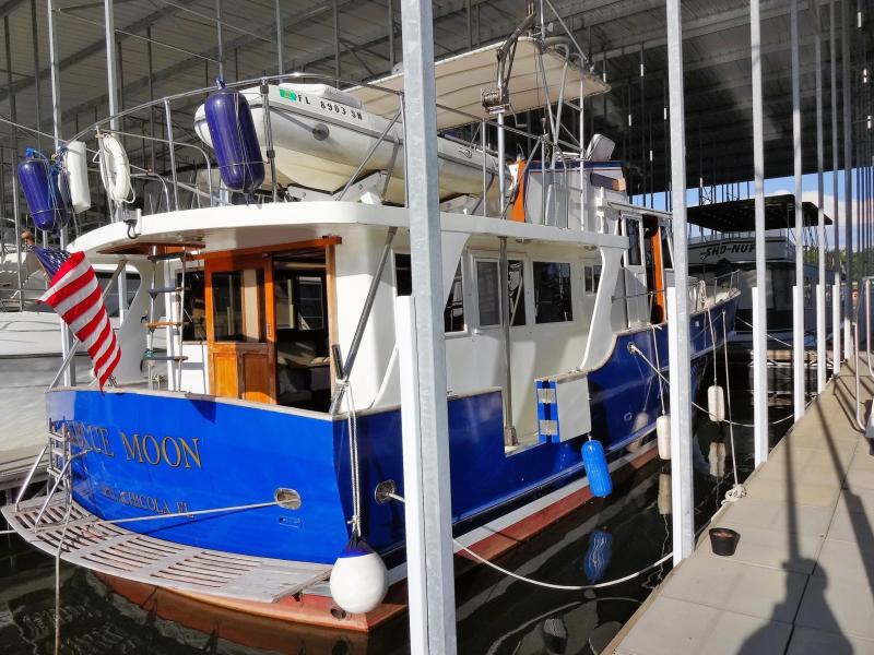 1981 Sea Ranger Raised Pilot House Europa Sedan