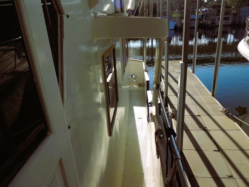 1981 Sea Ranger Raised Pilot House Europa Sedan