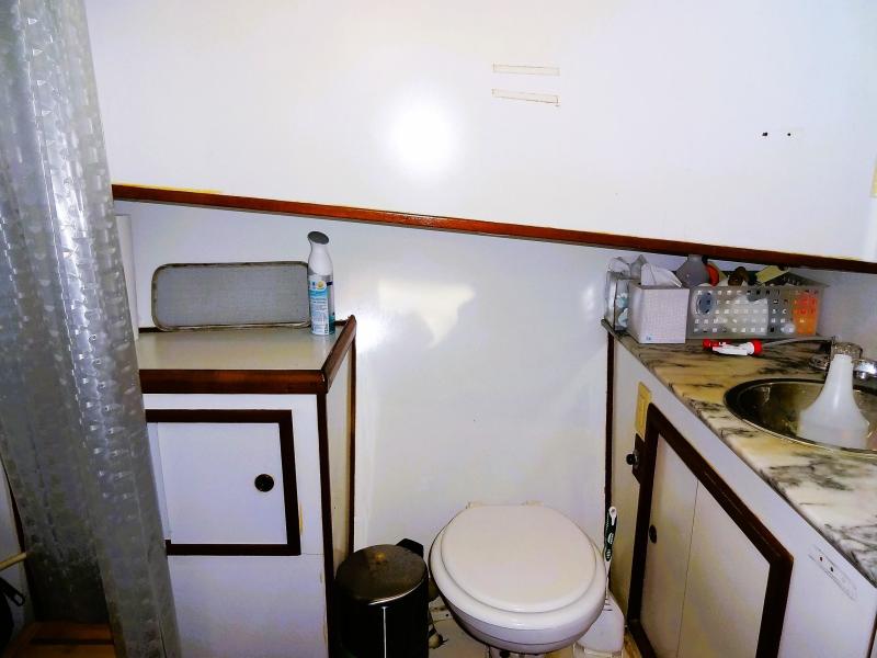 1981 Sea Ranger Raised Pilot House Europa Sedan