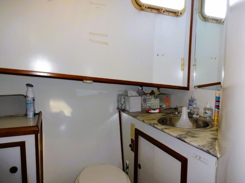 1981 Sea Ranger Raised Pilot House Europa Sedan