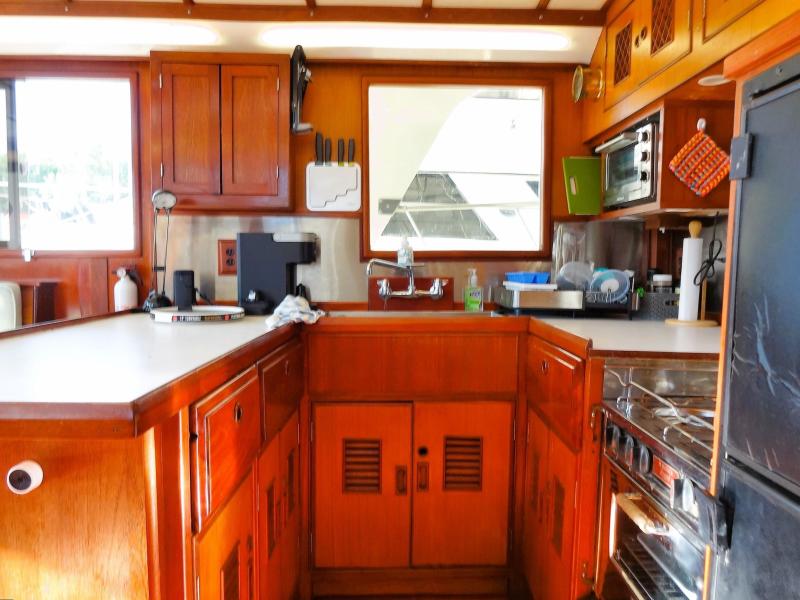 1981 Sea Ranger Raised Pilot House Europa Sedan