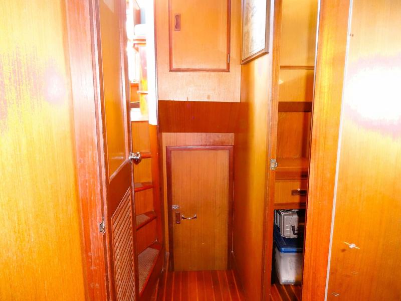 1981 Sea Ranger Raised Pilot House Europa Sedan