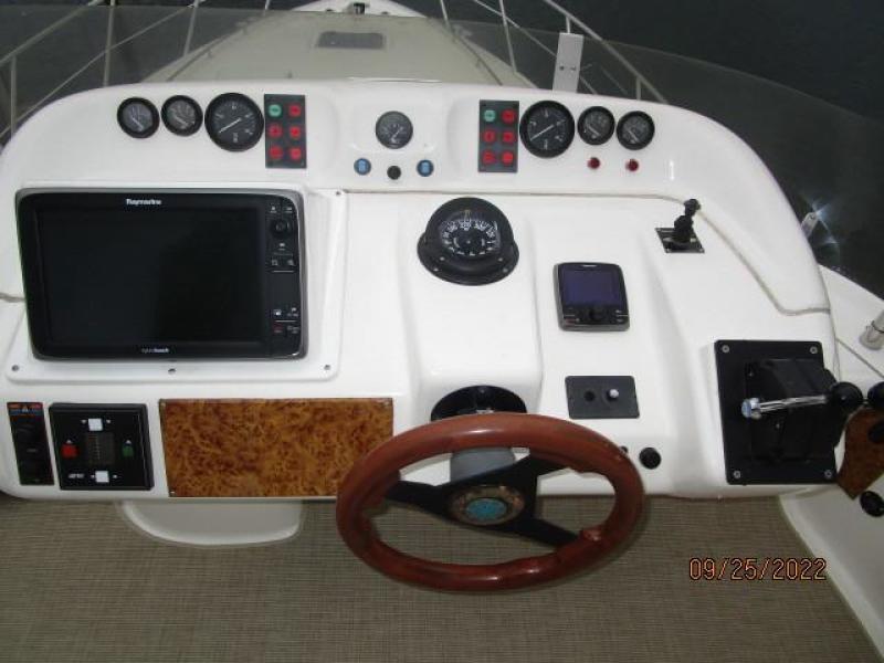 44' Sealine flybridge helm