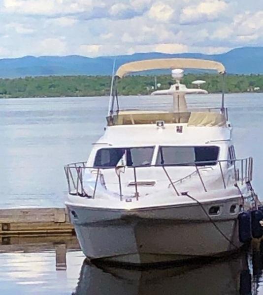 44' Sealine forward profile
