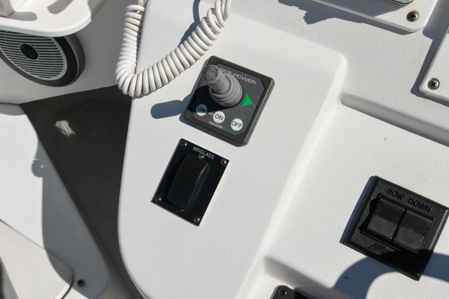 1999 Mainship 390