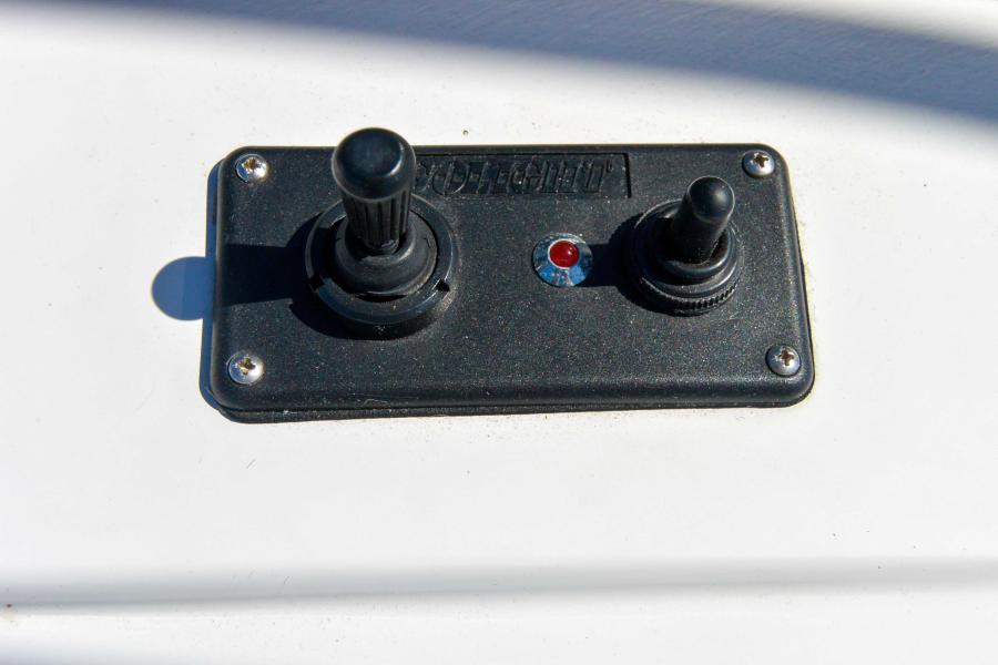1999 Mainship 390