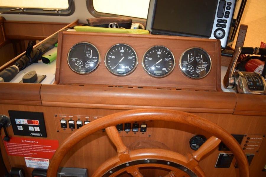 2005 Mainship 400