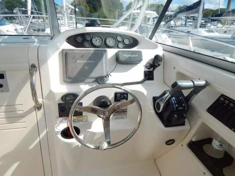2005 Boston Whaler Conquest 255