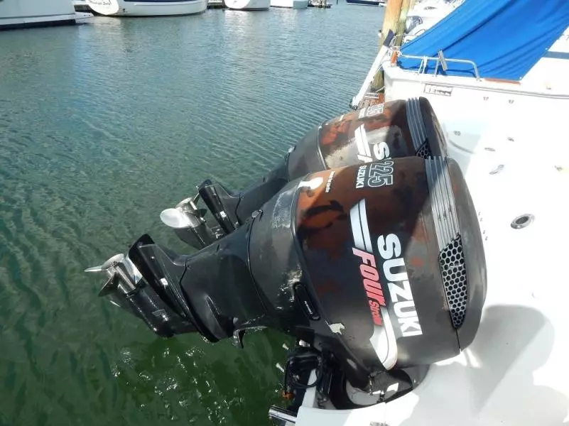 2005 Boston Whaler Conquest 255