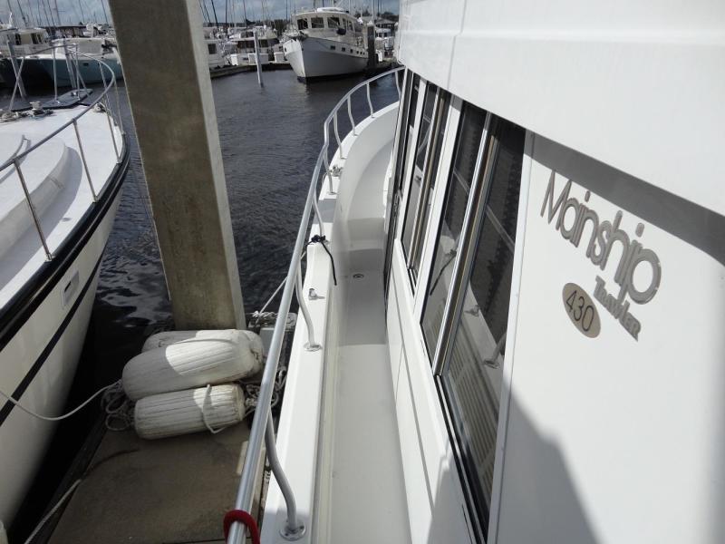 2001 Mainship 430 Trawler