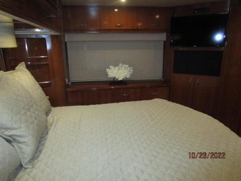 46' Carver master stateroom starboard