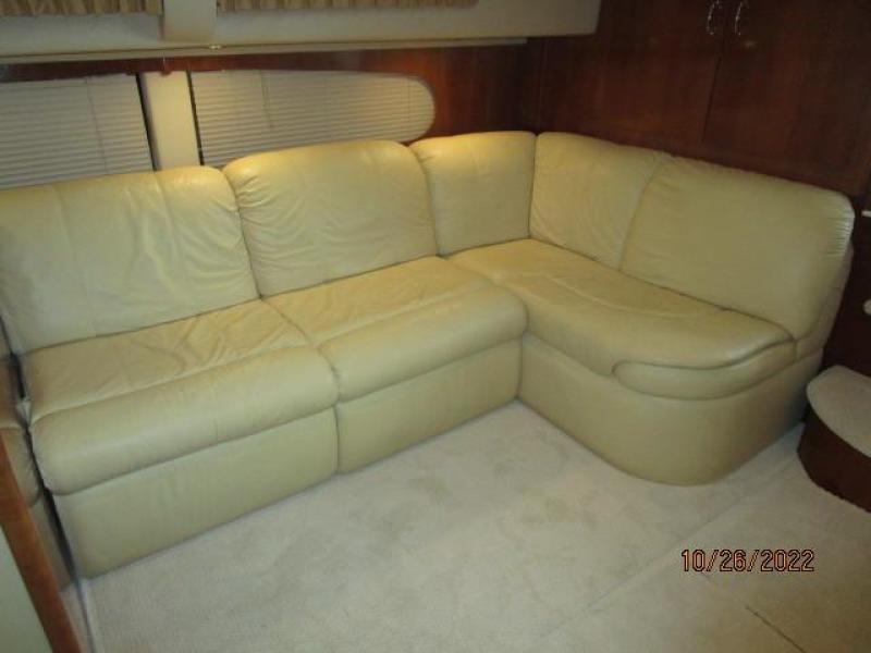 46' Carver salon starboard seating1