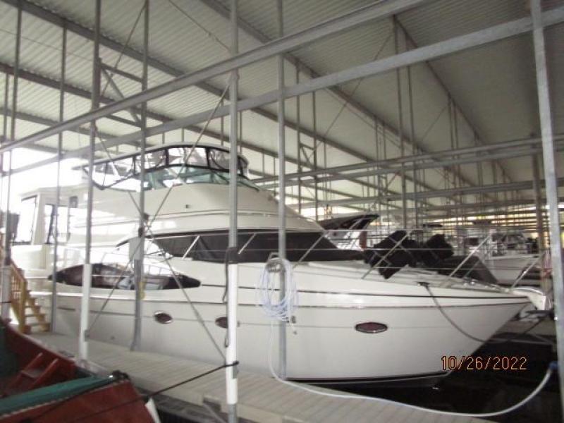 46' Carver starboard forward profile