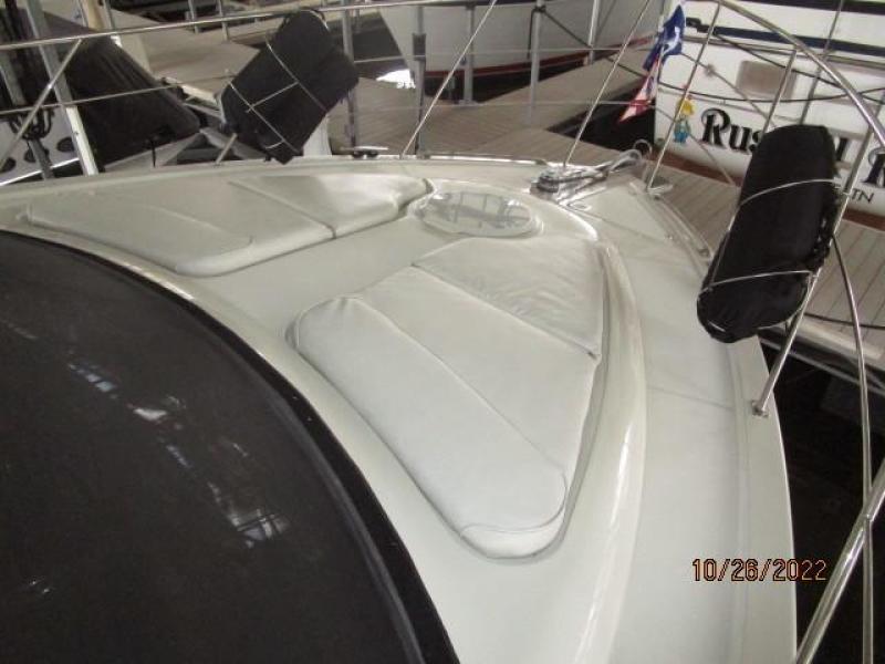 46' Carver foredeck2