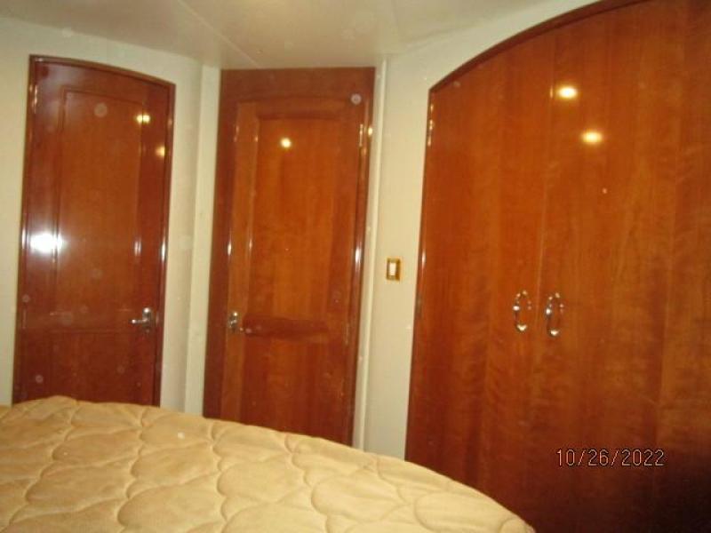 46' Carver forward guest stateroom aft