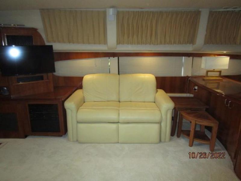 46' Carver salon port