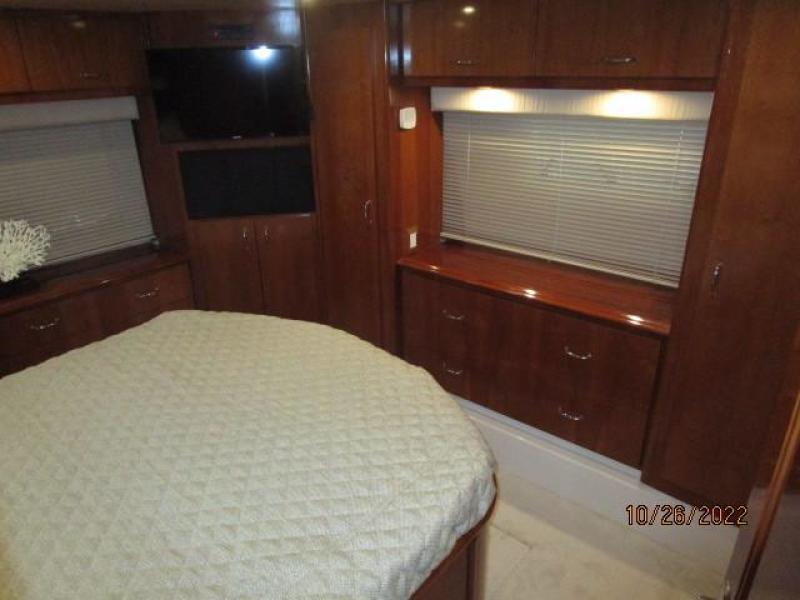 46' Carver master stateroom