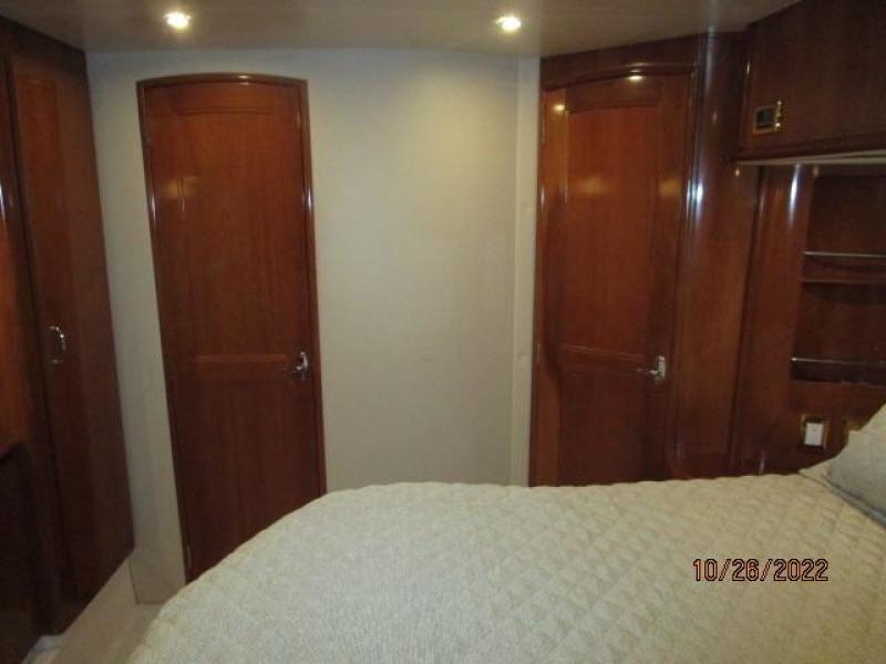 46' Carver master stateroom port