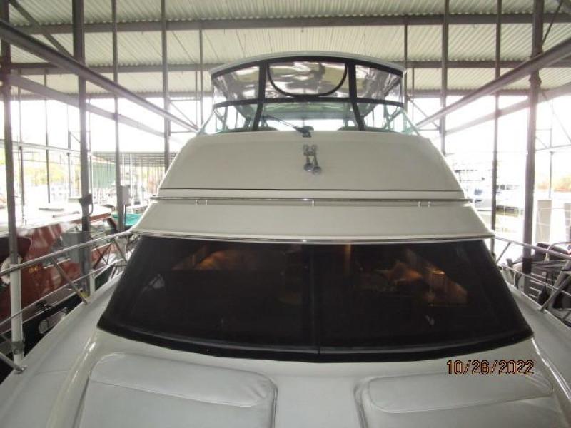 46' Carver foredeck aft