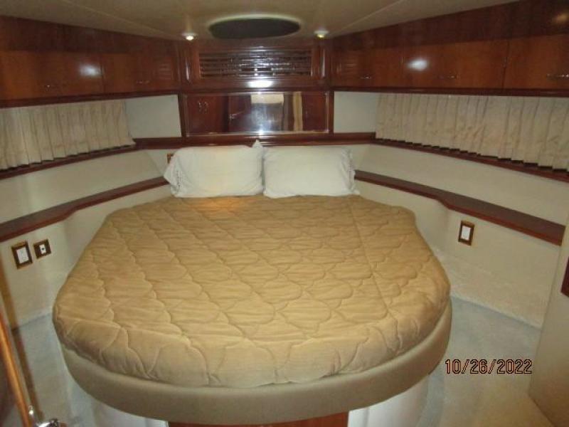 46' Carver forward guest stateroom