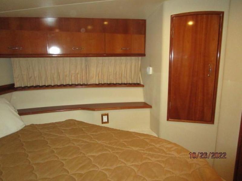 46' Carver forward guest stateroom starboard