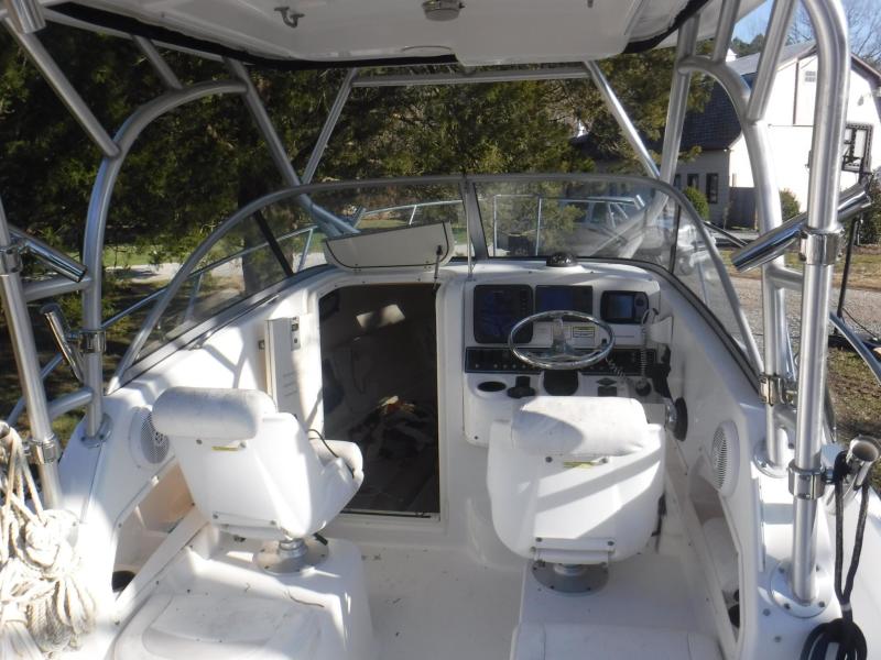 2005 Boston Whaler Conquest 235