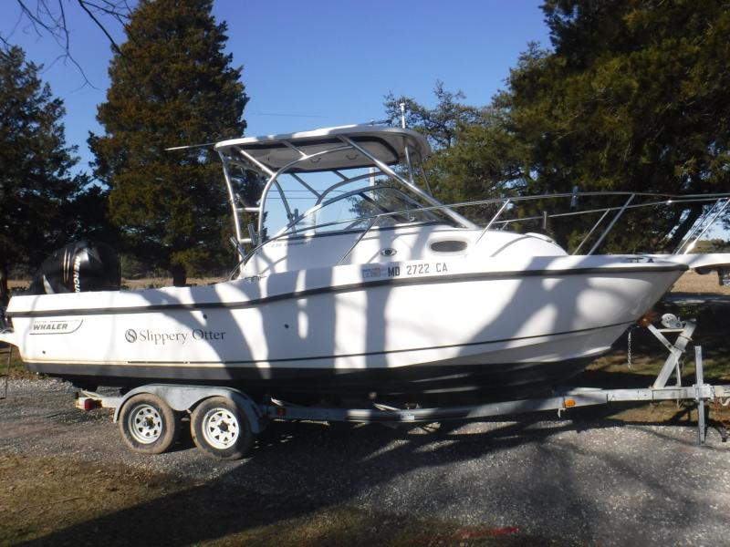 2005 Boston Whaler Conquest 235