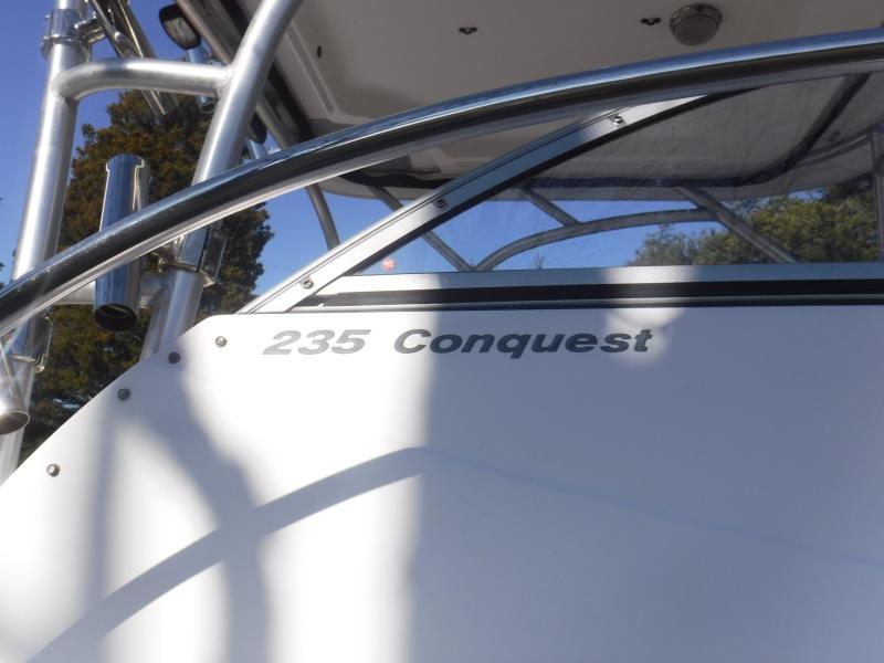 2005 Boston Whaler Conquest 235