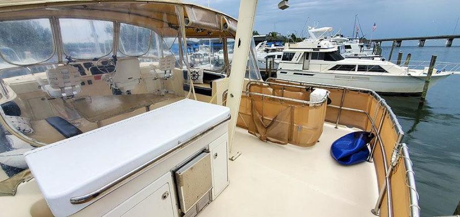 Flybridge Aft Deck Starboard Forward