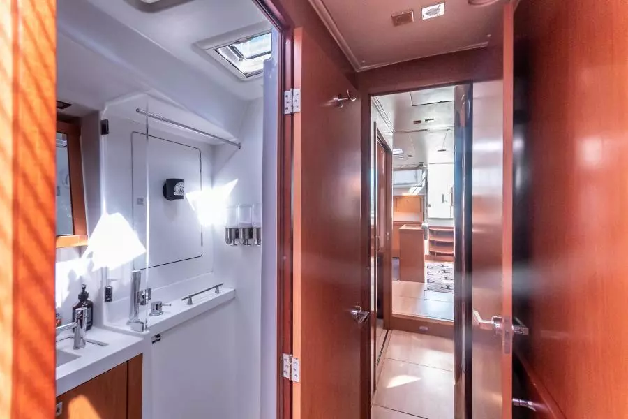 BeneteauSense2015 14_Hallway