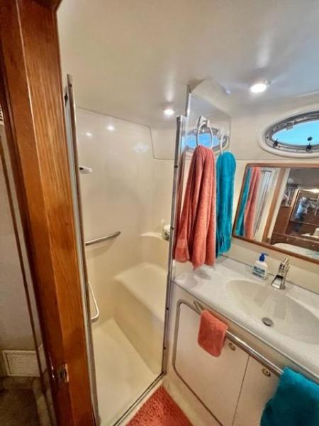 40 1996 Sea Ray 420ac New Beginnings Aft Head 2