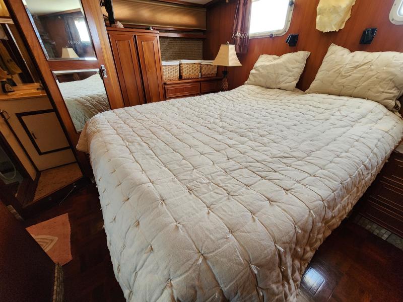 1989 Jefferson Cockpit Motor Yacht - Photo 19