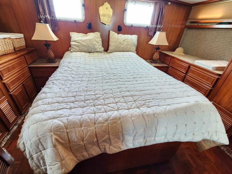 1989 Jefferson Cockpit Motor Yacht - Photo 17
