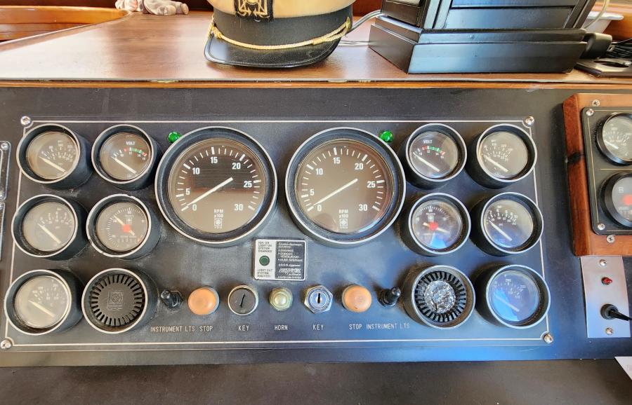 1989 Jefferson Cockpit Motor Yacht - Photo 16