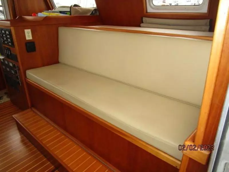 43' Atkinson pilothouse seating2