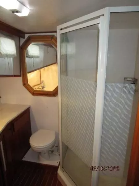 43' Atkinson master stateroom starboard head