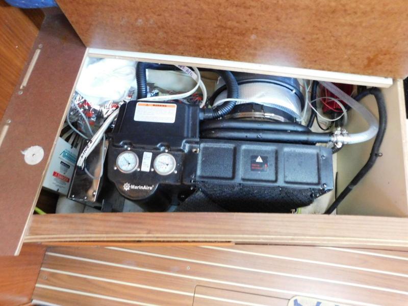 2003 Hunter 426 Deck Saloon
