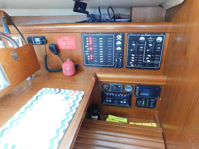 2003 Hunter 426 Deck Saloon
