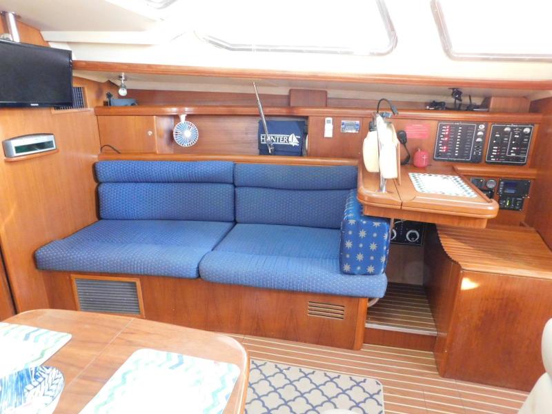 2003 Hunter 426 Deck Saloon