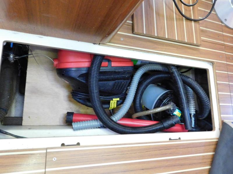 2003 Hunter 426 Deck Saloon