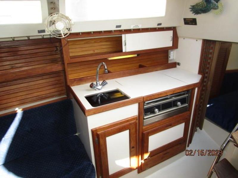 28' Catalina galley1