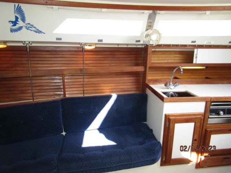 28' Catalina salon starboard